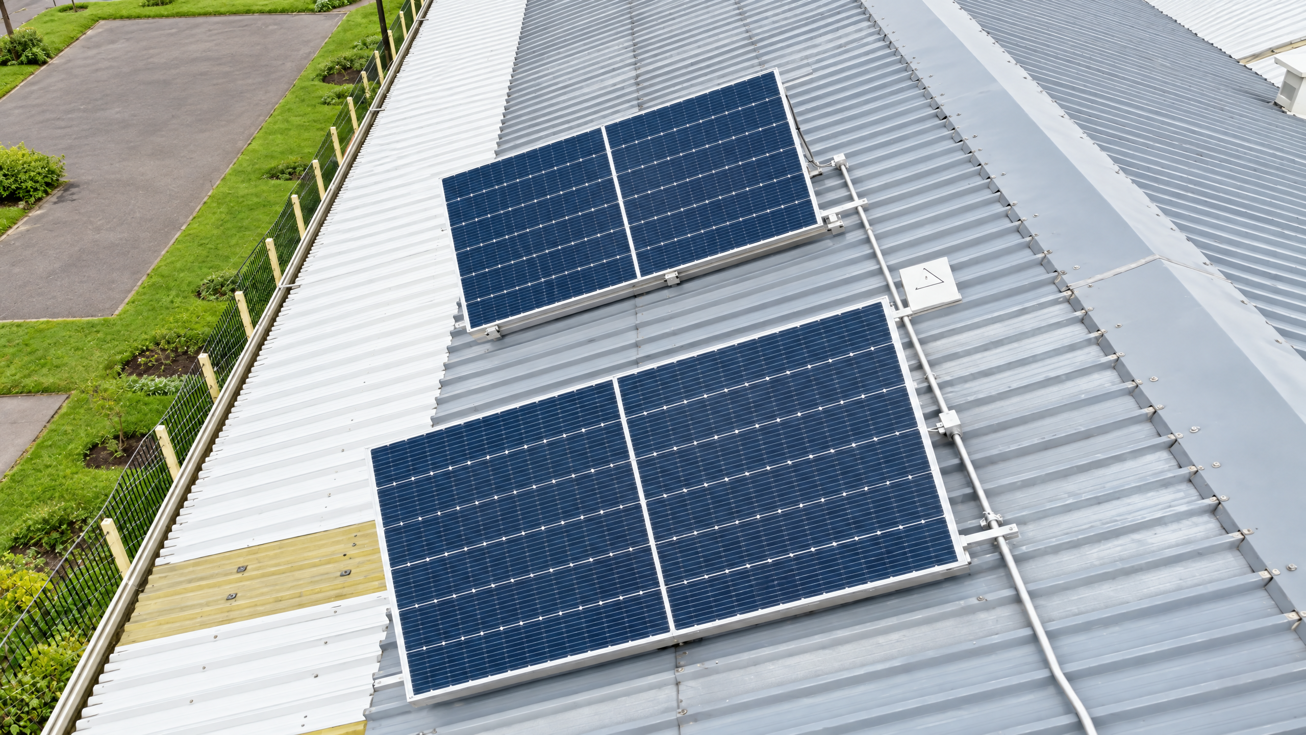 Vivienda con paneles solares en techo